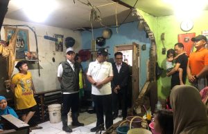 Tinjau Korban Banjir di Cibadak, Tedy Rusmawan Minta Dinas Terkait Untuk Siaga