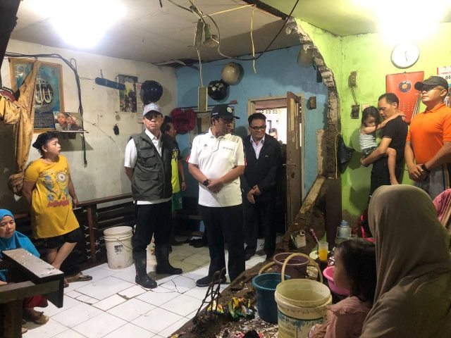 Tinjau Korban Banjir di Cibadak, Tedy Rusmawan Minta Dinas Terkait Untuk Siaga