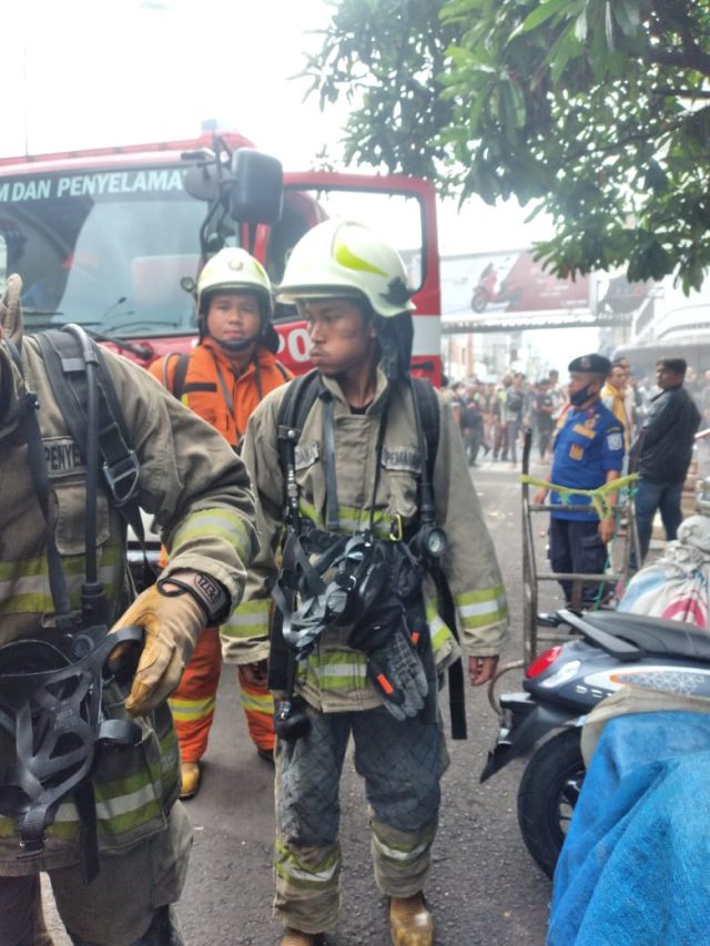 6 Unit Armada Pemadam Kebakaran Berhasil Padamkan Kebakaran Pasar Baru