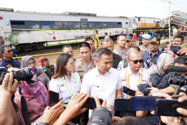 300 Personil Polda Jawa Barat di Turunkan untuk Tangani Evakuasi Kecelakaan Kereta Api Antara KA 350 Commuter Line dengan KA 66 Turangga