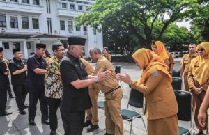 Bambang Tirtoyuliono Lantik 11 PNS Pemkot Bandung
