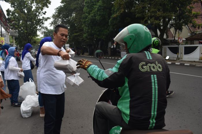 Hari Kedua, Sebanyak 250 Paket Takjil Grtais Dibagikan PWI Pokja Kota Bandung