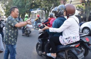 PWI Pokja Kota Bandung Kembali Bagi-Bagi Takjil Gratis