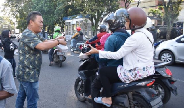 PWI Pokja Kota Bandung Kembali Bagi-Bagi Takjil Gratis