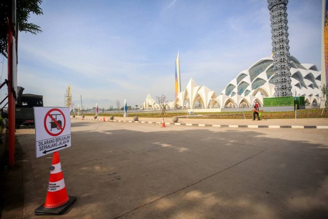 Lurah Cimincrang Tata 120 PKL di Kawasan Masjid Al Jabbar