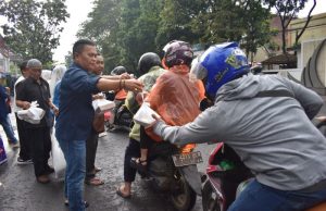PWI Pokja Kota Bandung Bagikan Takjil di Tengah Guyuran Hujan