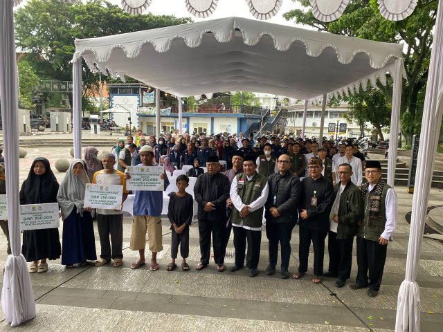 Baznas Kota Bandung Salurkan Bantuan Untuk Warga Kurang Mampu