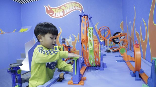 Cari Tempat Bermain Anak Plus Orang Tua Bisa Ngafe? Ke Hompimpa Playground Saja