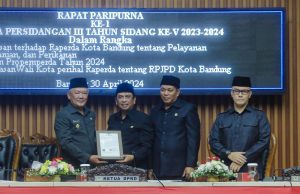 Bambang Tirtoyuliono Sampaikan Penjelasan Raperda tentang RPJPD Kota Bandung Tahun 2025-2045 di Rapat Paripurna DPRD