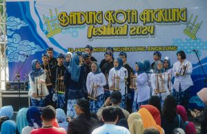 Ribuan Warga Tumpah Ruah, 12 Jam Bandung Ngurulung Angklung Siap Pecahkan Rekor