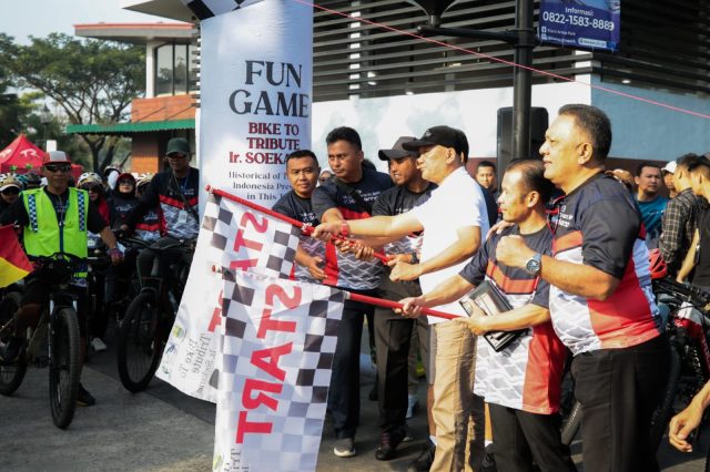 600 Pesepeda Gowes Santai Sambil Belajar Sejarah Perjuangan Bung Karno di Kota Bandung