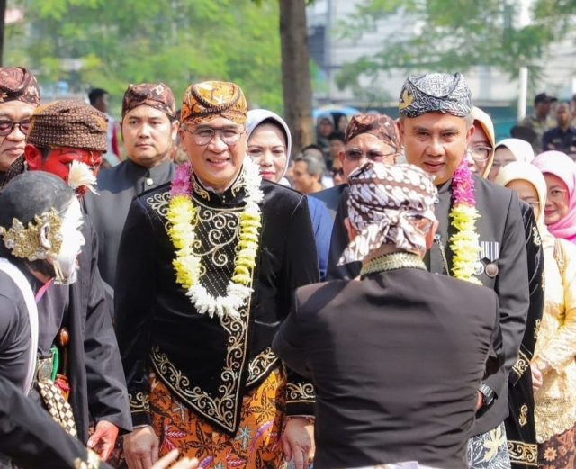 PJ Gubernur Jawa Barat Bey Triadi Machmudin saat menghadiri acara Hari Jadi Kota Cimahi ke 23