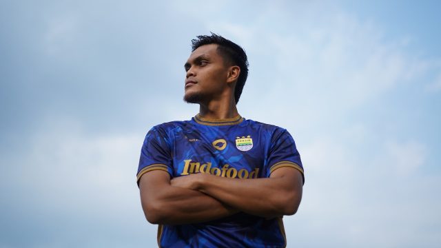 Gelandang Persib Rachmat Irianto Rachmat Irianto menggunakan jersey anyar Persib untuk Pramusim 2024. (Media officer Persib)