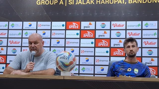 Pelatih Persib Bojan Hodak dan Mateo Kocijan