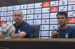 Pelatih Persib Bojan Hodak dan Dimas Drajad. (Fifi Nofita)