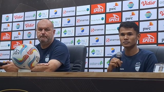 Pelatih Persib Bojan Hodak dan Dimas Drajad. (Fifi Nofita)