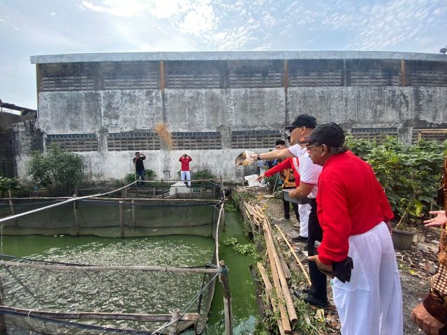 Edwin Senjaya Tinjau Kawasan Pengelolaan Sampah di RW 13 Kelurahan Cijawura