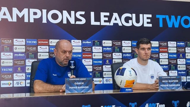 Pelatih Persib, Bojan Hodak dan pemainnya Nick Kuipers. (Fifi Nofita)