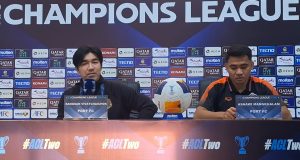pelatih Port FC, Rangsan Viwatchaichok dan Asnawi Mangkualam saat konferensi pers di Stadion Si Jalak Harupat, Kabupaten Bandung. (Fifi Nofita)