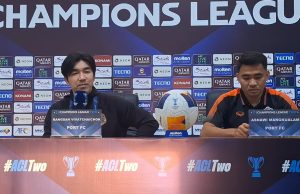 pelatih Port FC, Rangsan Viwatchaichok dan Asnawi Mangkualam saat konferensi pers di Stadion Si Jalak Harupat, Kabupaten Bandung. (Fifi Nofita)