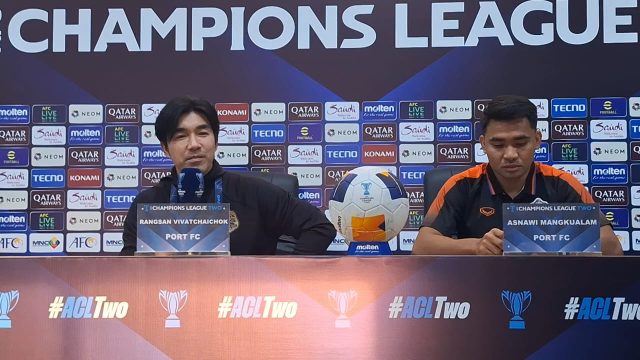 pelatih Port FC, Rangsan Viwatchaichok dan Asnawi Mangkualam saat konferensi pers di Stadion Si Jalak Harupat, Kabupaten Bandung. (Fifi Nofita)