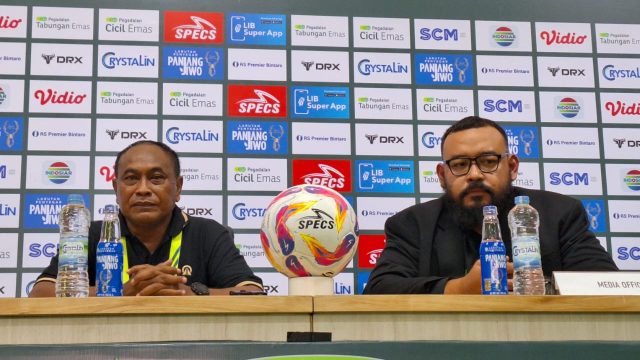 Pelatih PSKC Cimahi, Kas Hartadi (kiri) usai pertandingan menghadapi PSPS Pekanbaru. (Fifi Nofita)