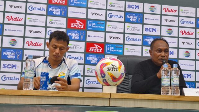 Pelatih PSKC Cimahi, Kas Hartadi (kanan) dan Dias Angga Putra (kiri). (Fifi Nofita)