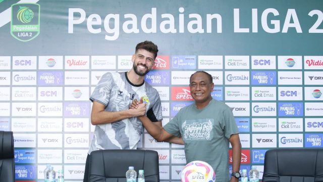 Pelatih PSKC Cimahi, Kas Hartadi (kanan) dan pemainnya Matheus. (Media officer PSKC)
