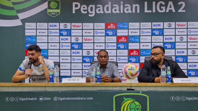 Pelatih PSKC Cimahi, Kas Hartadi. Pelatih PSKC Cimahi, Kas Hartadi (tengah) usai pertandingan Liga 2 di Stadion Si Jalak Harupat. (Fifi Nofita)