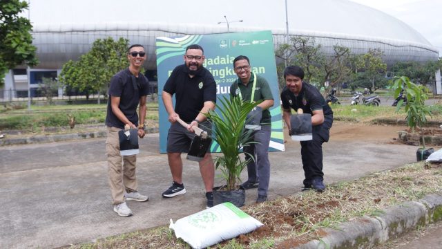 Pegadaian Peduli Lingkungan di Stadion GBLA. (Media officer PSKC)