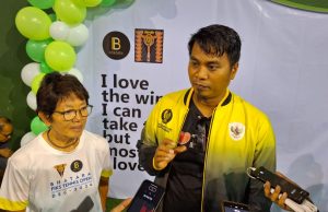 Director Turnamen Bhatara FIKS, Meiske Gunawan dan Sekretaris Jenderal Pengurus Pusat Persatuan Lawn Tenis Indonesia (PP Pelti), Andi Fajar Asti.