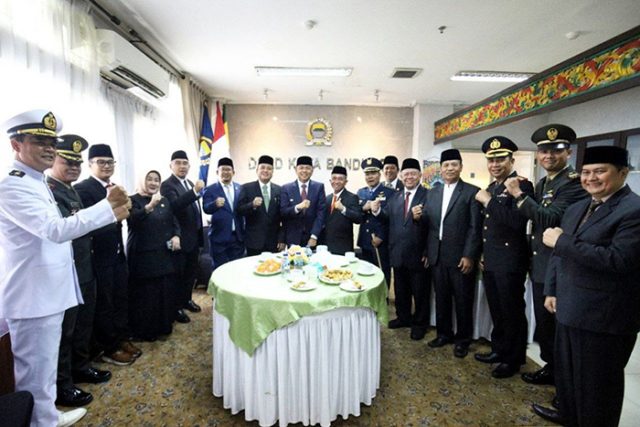 Rapat Paripurna DPRD Kota Bandung Umumkan Penetapan Farhan-Erwin
