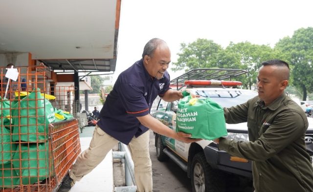 BAZNAS Jabar Salurkan Paket Munggahan untuk Kurir PosInd