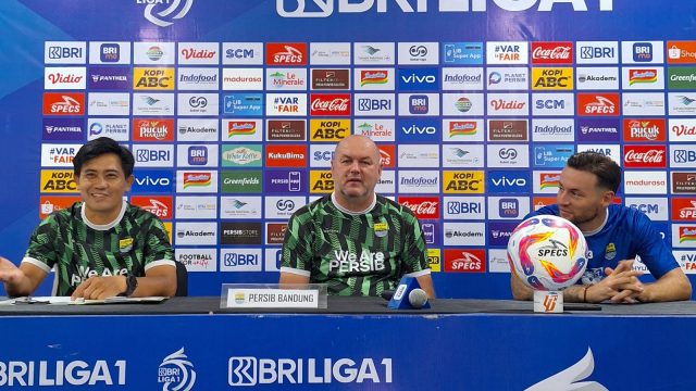 Pelatih Persib, Bojan Hodak (tengah) dan Marc Klok (kanan). (Fifi Nofita)