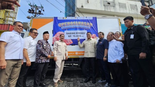 Mentan Amran dan Wamentan Sudaryono Pantau Secara Langsung Operasi Pasar Pangan Murah di Magelang Mentan Amran dan Wamentan Sudaryono Pantau Secara Langsung Operasi Pasar Pangan Murah di Magelang