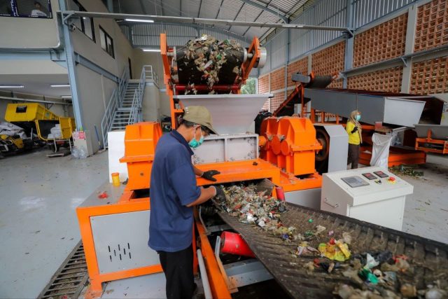 Sampah Organik Kini Diolah Jadi Bahan Bakar Industri Semen