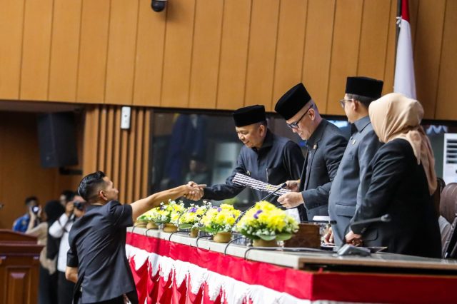 Rapat Paripurna DPRD Ke-8, Koswara Sampaikan Jawaban Atas Pandangan Fraksi
