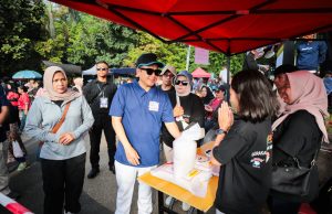 Lepas Peserta Jalan Sehat, Wakil Wali Kota Ajak Warga Wujudkan Bandung Utama
