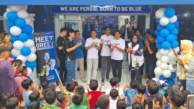 Bobotoh antusias menghadiri Grand Opening Persib Store Cianjur, kegiatan ini dihadiri tiga pemain Persib. (Fifi Nofita)