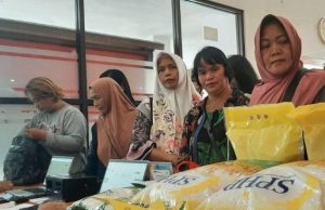 Menteri Pertanian Andi Amran Bersama Jajaran Manajemen PosIND Tinjau Operasi Pasar Pangan Murah di Kantor Pos Palangkaraya