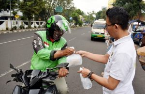 Pokja PWI Kota Bandung Kembali Bagikan Ratusan Takjil Gratis di di Jalan Ahmad Yani
