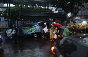 Ratusan Paket Makanan Berbuka Puasa Gratis Dibagikan Pokja PWI Kota Bandung di Tengah Guyuran Hujan