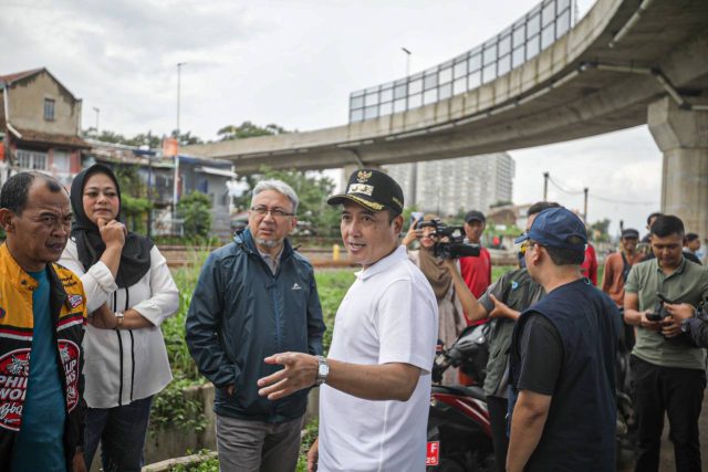 Kawasan Flyover Ciroyom Dipenuhi Sampah, Erwin Ajak Warga Jaga Kebersihan