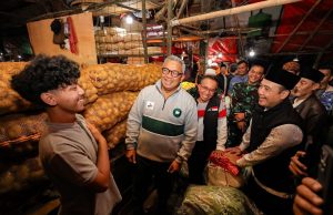 Sahur di Pasar Caringin, Wali Kota Bandung Pastikan Ketersediaan Pangan Aman
