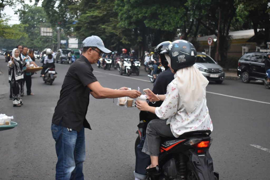 Pokja PWI Kota Bandung Bagikan 300 Paket Takjil Gratis Untuk Warga