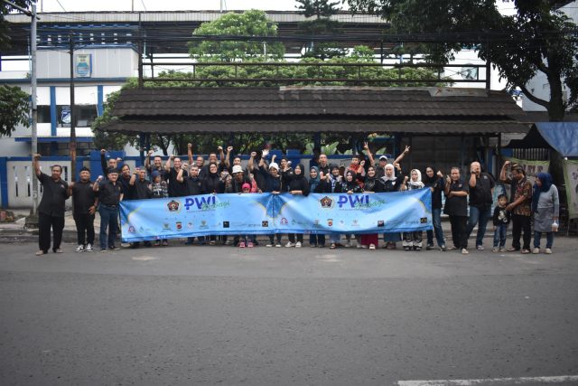 Pokja PWI Kota Bandung Bagikan 300 Paket Takjil Gratis Untuk Warga