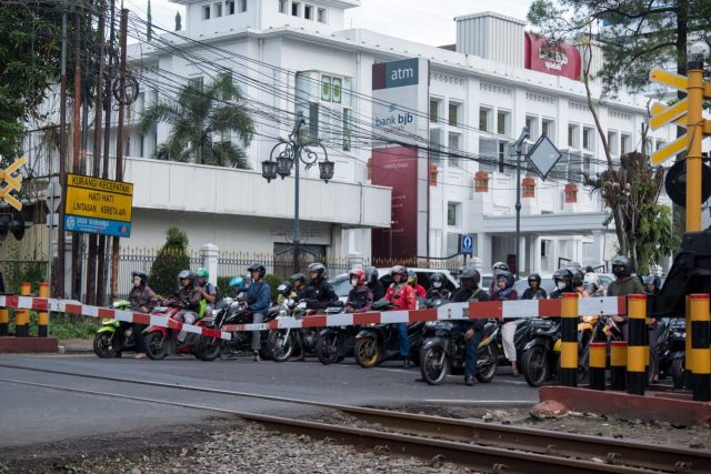 Pahlawan di Perlintasan, Dedikasi Petugas Perlintasan Kereta Api Demi Keselamatan Bersama