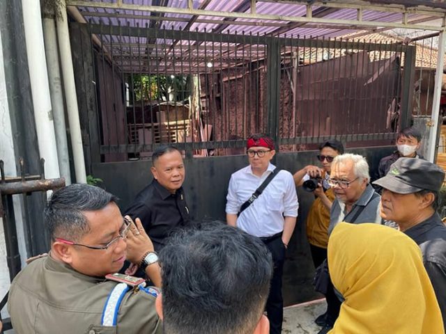 Andri Gunawan Tinjau Korban Banjir di Kelurahan Gumuruh Andri Gunawan Tinjau Korban Banjir di Kelurahan Gumuruh