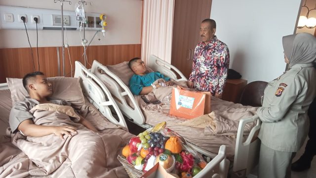 Komisaris PT Persib Bandung Bermartabat (PBB), Umuh Muchtar menjenguk korban insiden flare. (Dok Pribadi Umuh Muchtar)