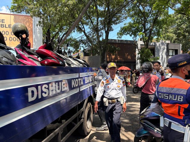 Dishub Kota Bandung Tertibkan Parkir Liar